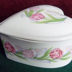 VINTAGE HEART SHAPED CANDY DISH OR TRINKET HOLDER
